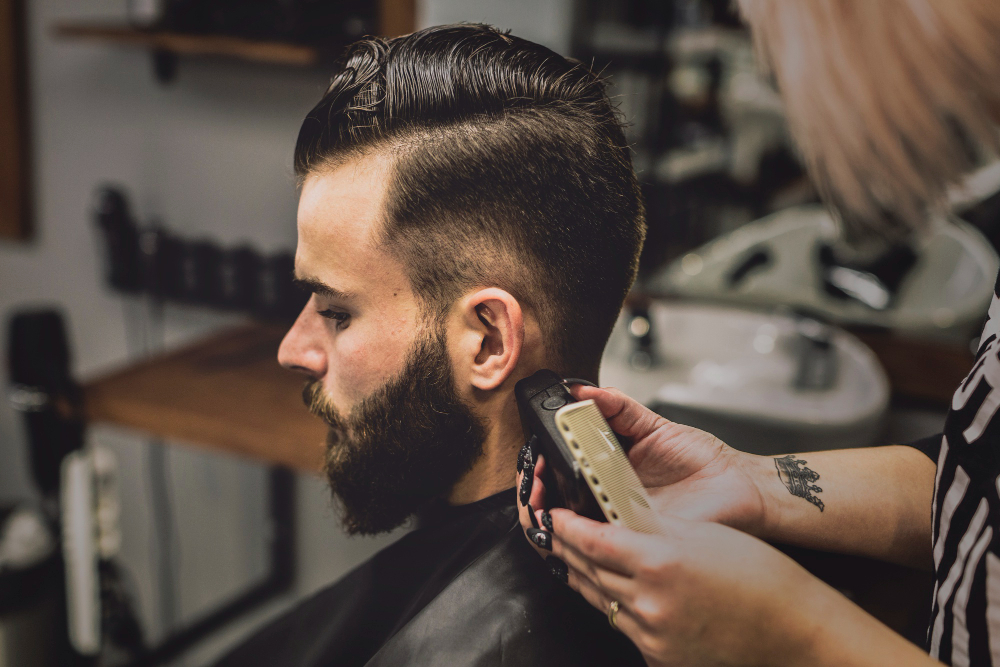 woman-grooming-customer-barbershop[4441]